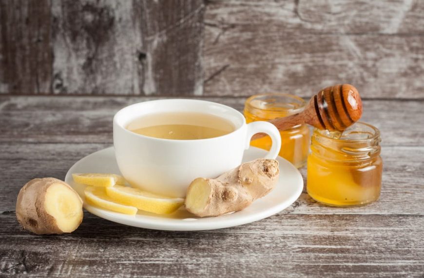 Würziger Ingwertee mit Zitrone und Honig