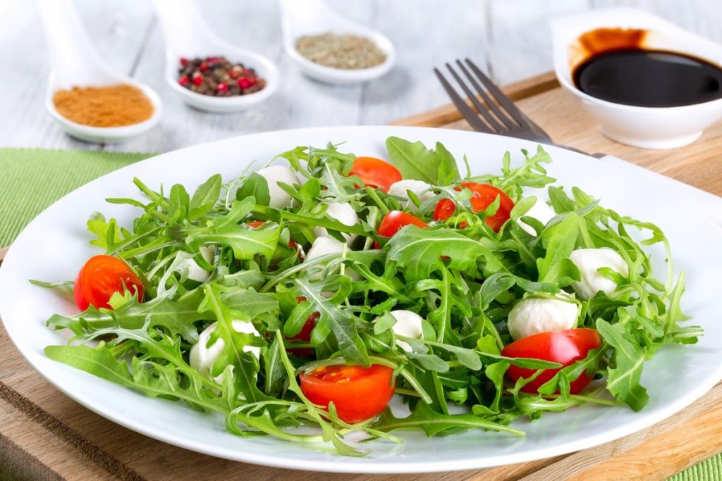 Würziger Rucolasalat mit Tomaten, Mozzarella und Zitronendressing