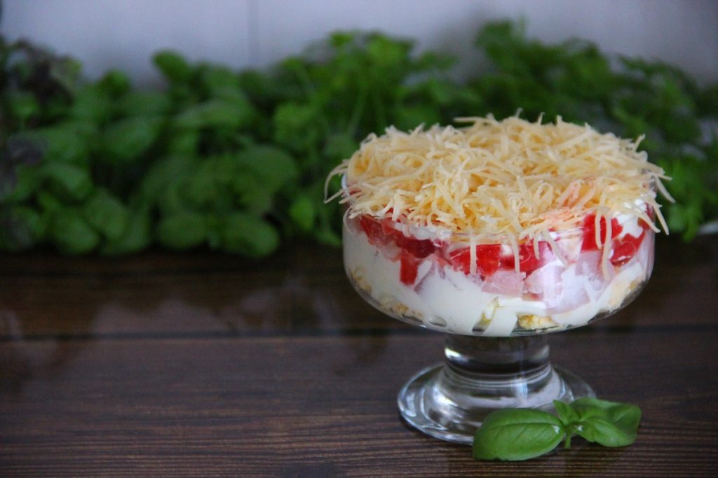 Würziger Schichtsalat mit Schinken, Mayonnaise und Tomaten