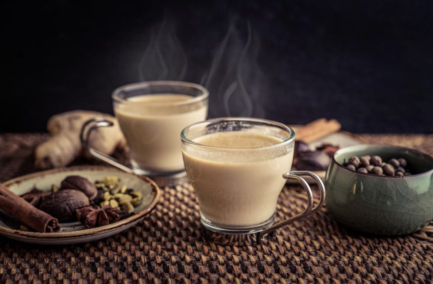 Würziger Schwarzer Tee mit Ingwer, Kardamom und Milch