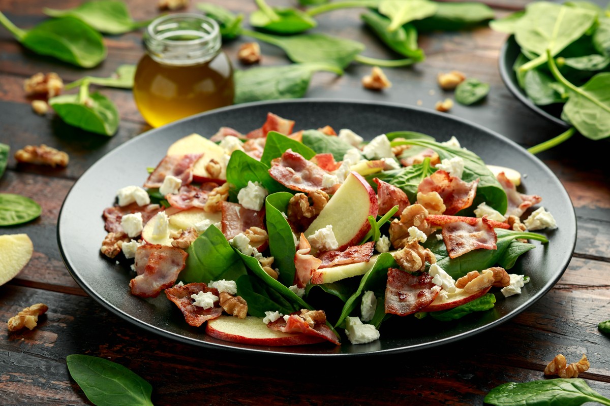 Würziger Spinatsalat mit Apfel, Speck, Walnüssen und Feta