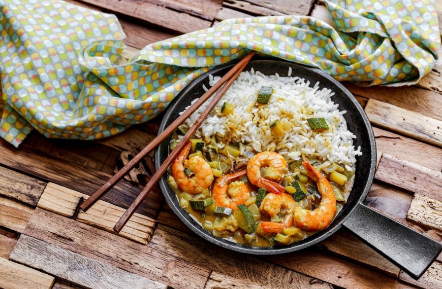 Würziges Curry Reis mit Shrimps, Zucchini und Tomaten