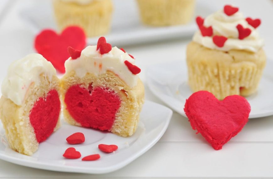 Wunderschöne Cupcakes mit Buttercreme zum Valentinstag