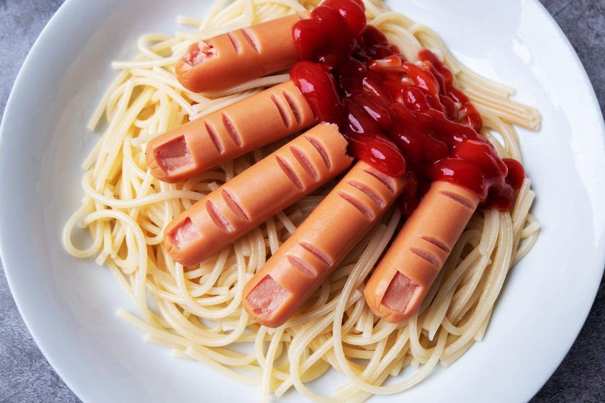Wurst Finger mit Spaghetti zu Halloween