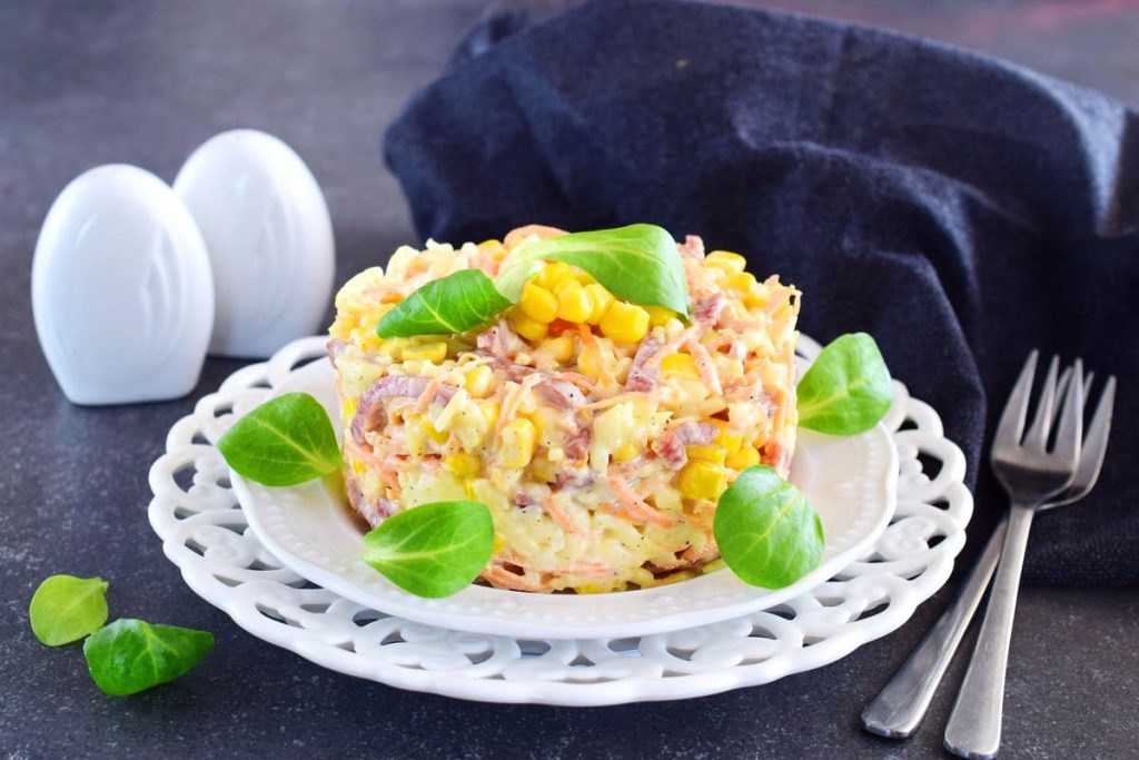 Einfacher Wurstsalat mit Salzgurken und Mayonnaise