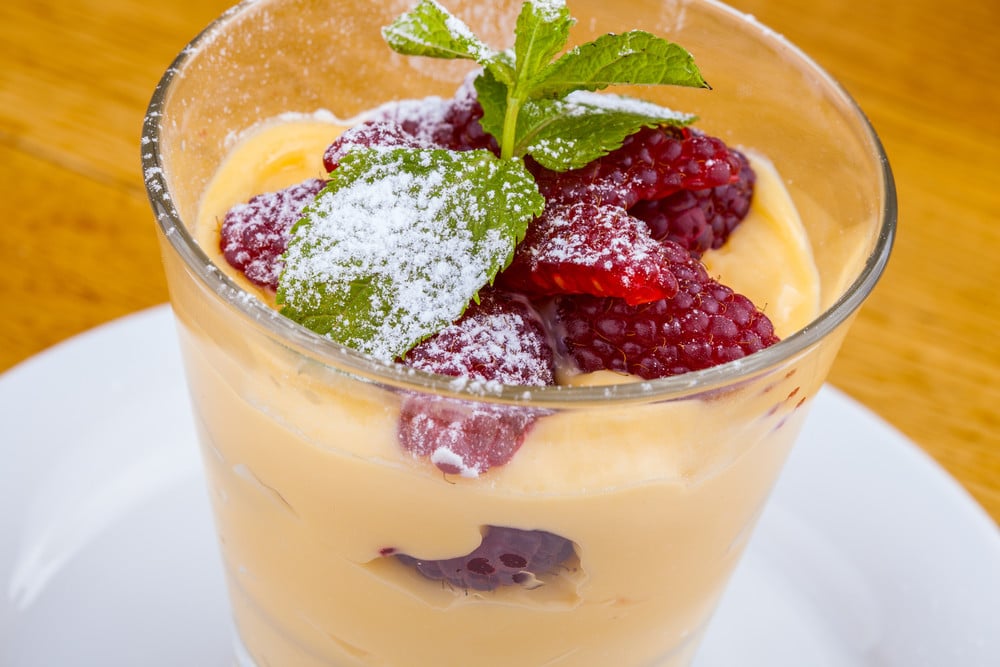 Zabaione Dessert mit Likör und Himbeeren