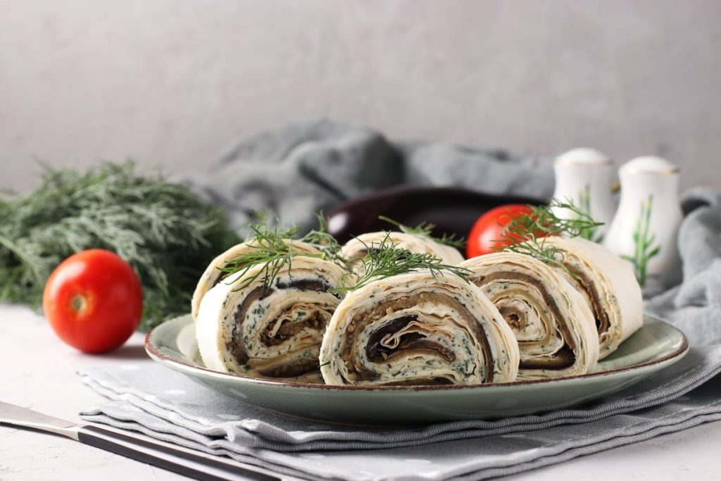 Zart gebratene Lavash Röllchen mit Auberginen
