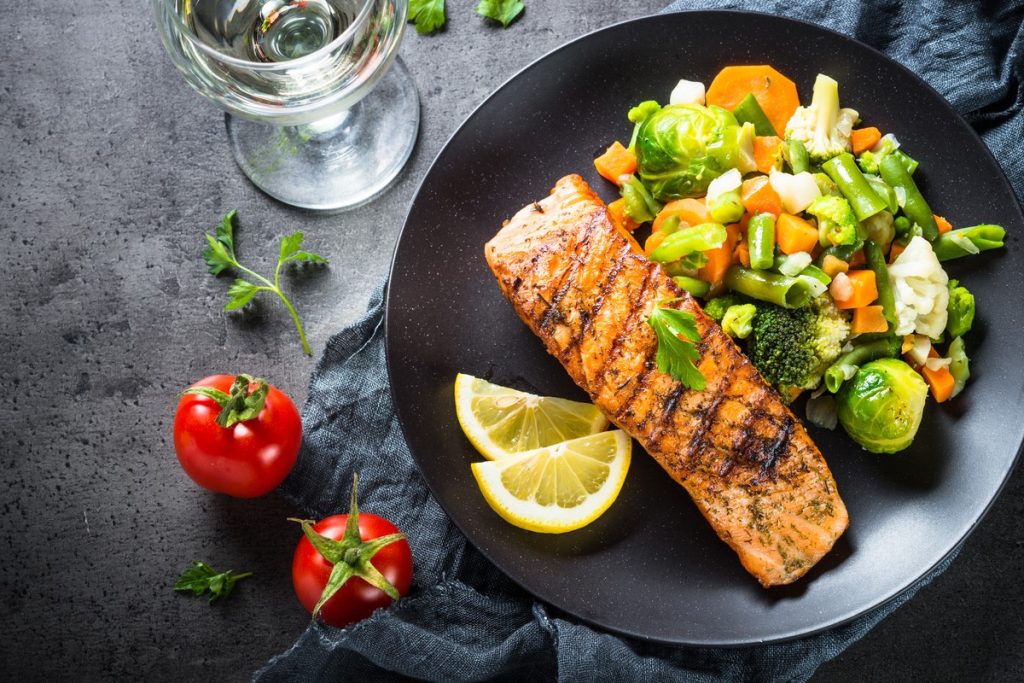 Zart gegrillter Lachs mit gegartem Gemüse