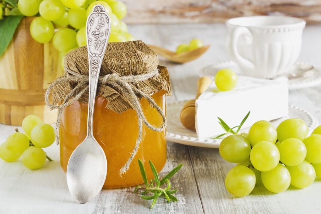 Zarte Apfelmarmelade mit Weintrauben für den Winter