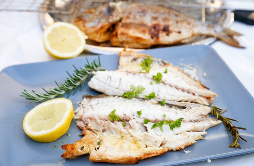 Zarte Dorade mit Rosmarin, Zitrone und Ölmarinade grillen
