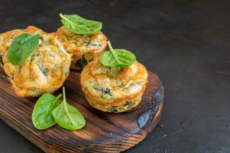Eiermuffins mit Schinken, Tomaten und Käse