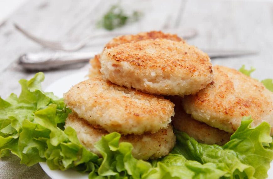 Zarte Fischbuletten aus Tintenfisch mit Zwiebeln