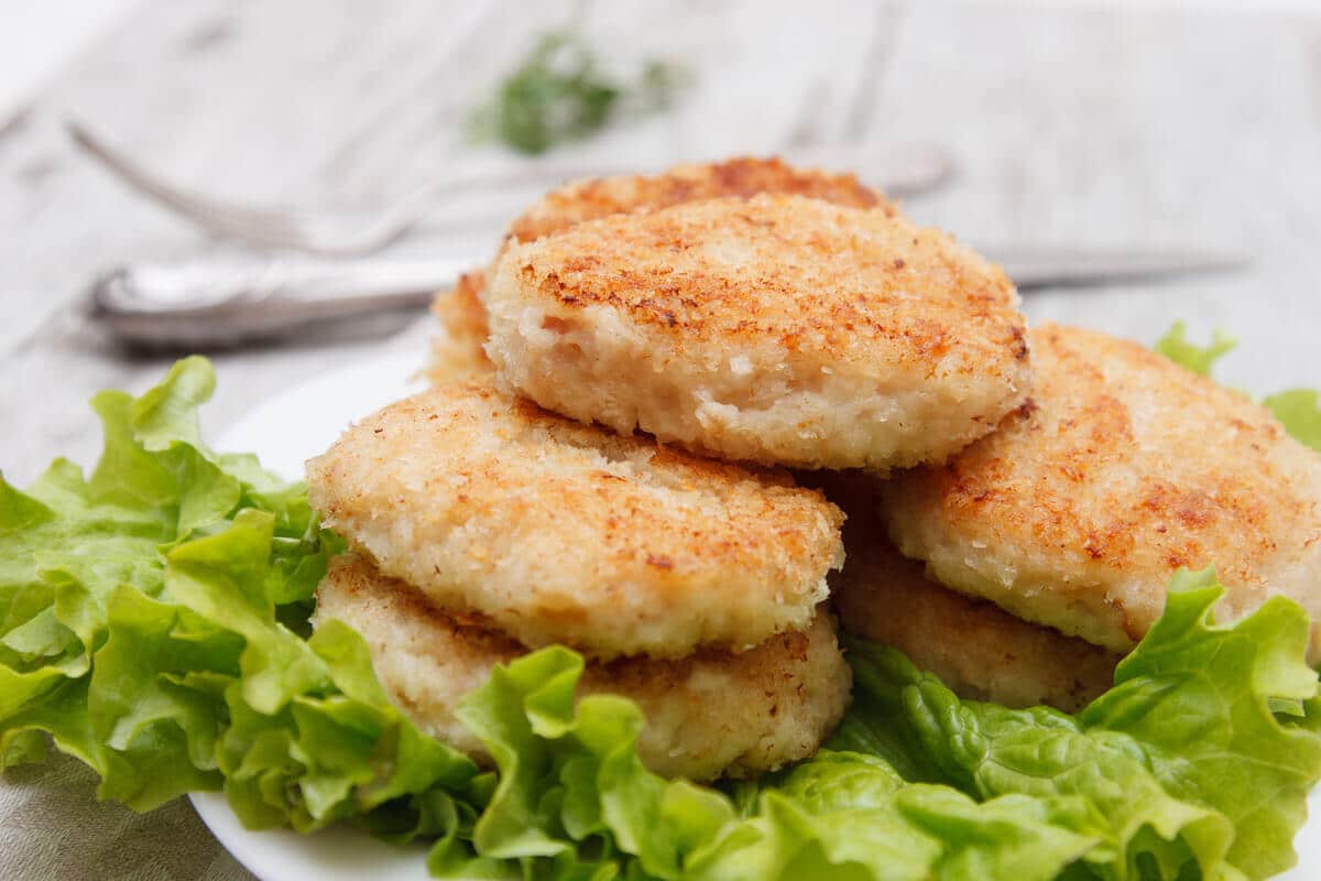 Zarte Fischbuletten aus Tintenfisch mit Zwiebeln