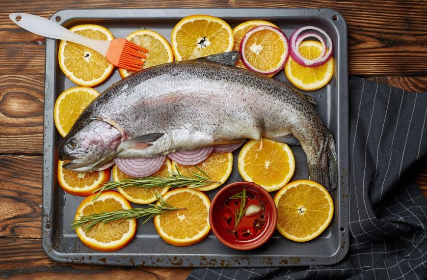 Zarte Forelle mit Orangen, Haselnüssen und Rosmarin im Backofen