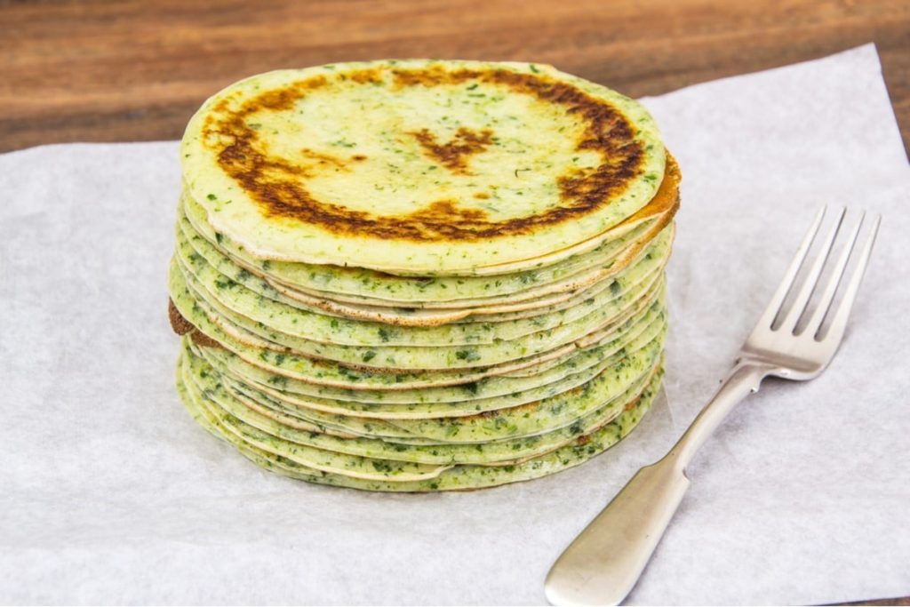 Zarte Gemüsepfannkuchen mit Weißkohl und Kräutern