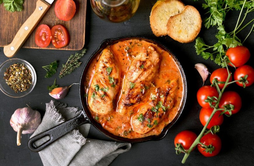 Zarte Hähnchenfilets in Tomatensauce mit Weißwein und Kapern