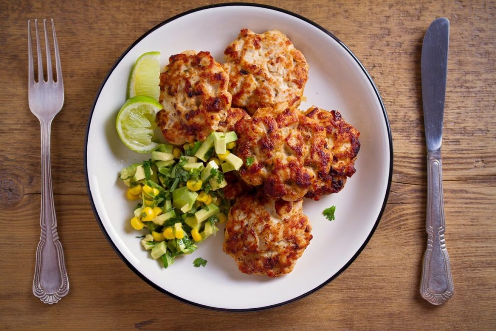 Zarte Hähnchenfrikadellen mit Zwiebeln