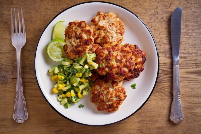 Saftige und aromatische Hähnchenfrikadellen mit Käse und Paprika
