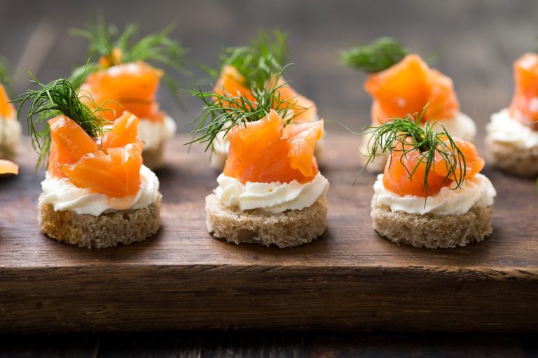 Zarte Häppchen mit geräuchertem Lachs, Dill und Frischkäse