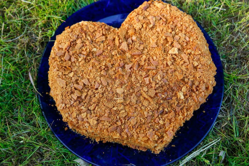 Zarte Honigtorte als Herz zum Muttertag