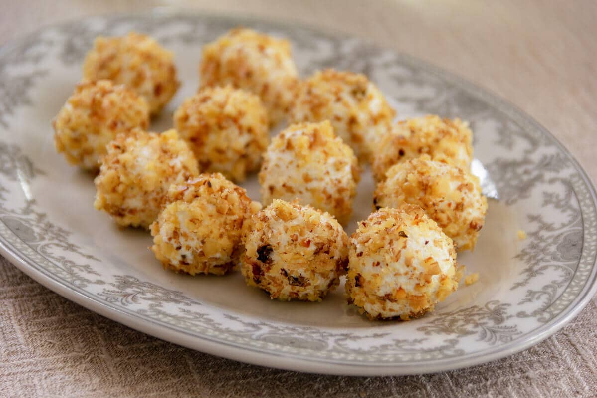 Zarte Käsebällchen Snacks mit Hähnchen