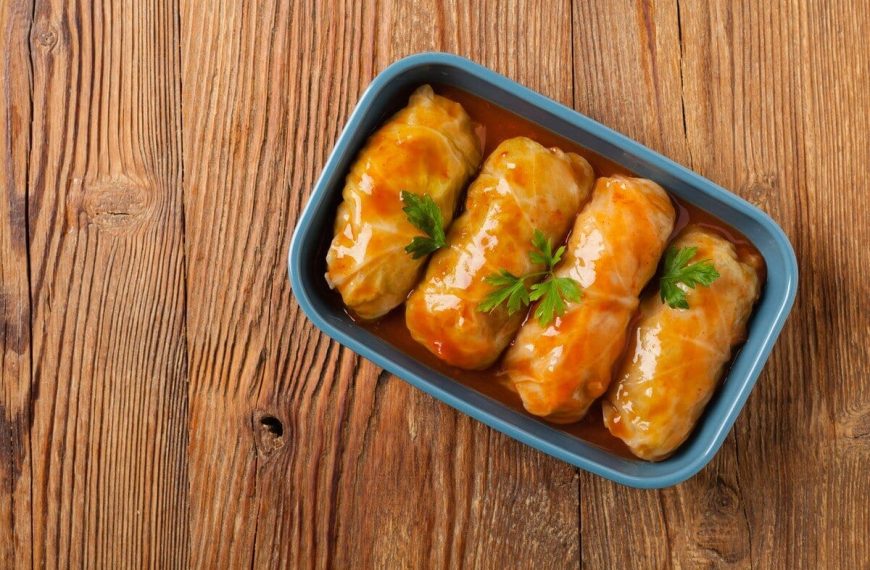 Zarte Kohlrouladen mit Waldpilzen, Reis und Zwiebeln – Vegetarisch kochen