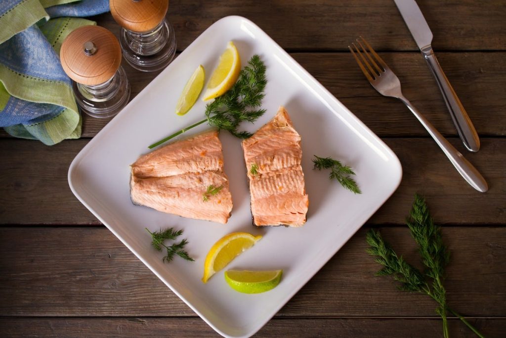 Zarte Lachsfilets in Gemüsebrühe mit Salsa Verde