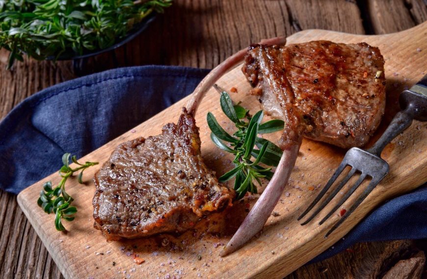 Zarte Lammkoteletts mit Zitrone, Knoblauch und Gewürzen