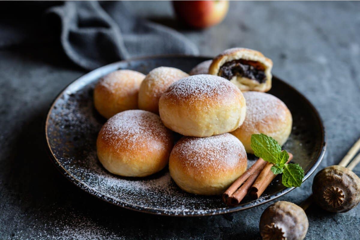 Zarte Mohnbrötchen mit Milchmädchen und Puderzucker