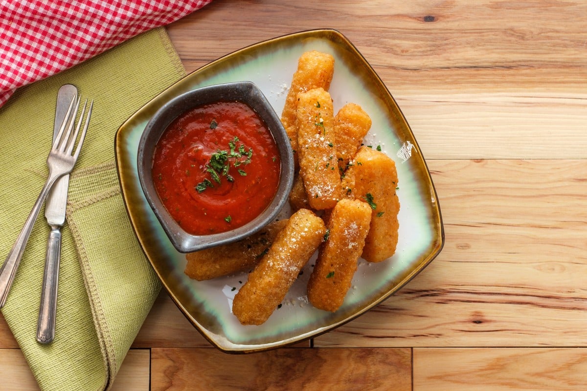 Zarte Mozzarellasticks in Kartoffelpanade