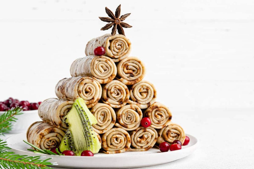 Zarte Pfannkuchen Tanne mit Beeren als Weihnachtsgebäck