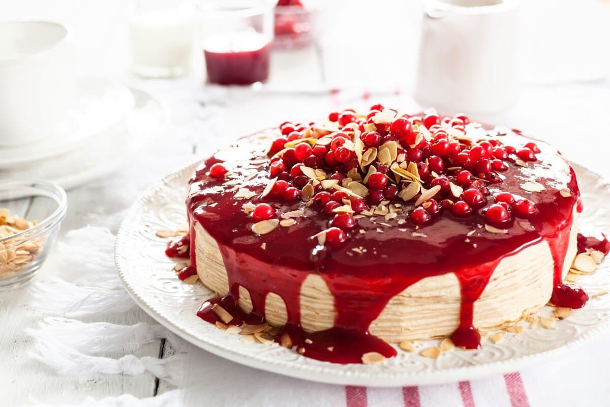 Zarte Pfannkuchen Torte mit Marmelade