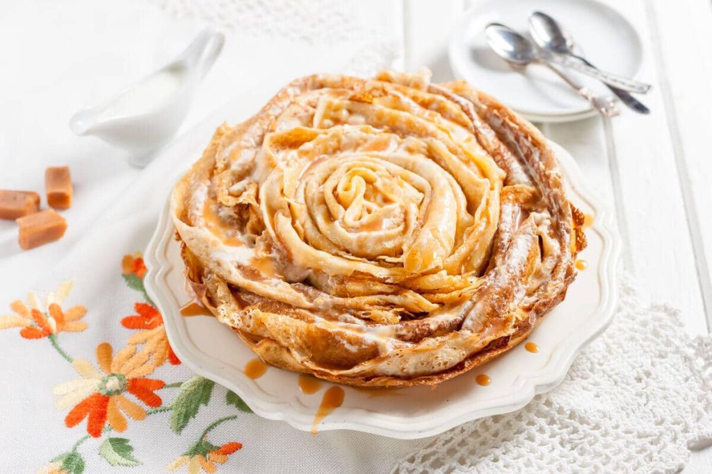 Zarte Pfannkuchen Torte mit Milch und Karamellsauce