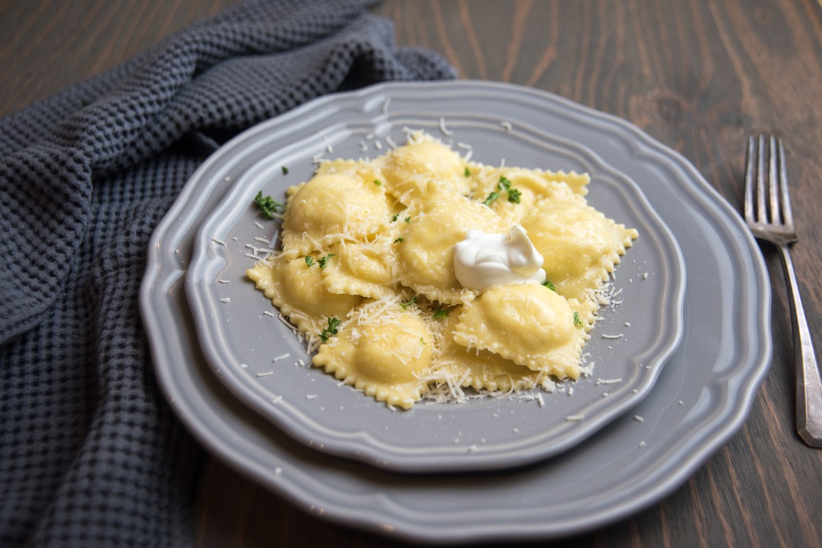 Zarte Ravioli mit Hähnchenhackfleisch und Gemüse