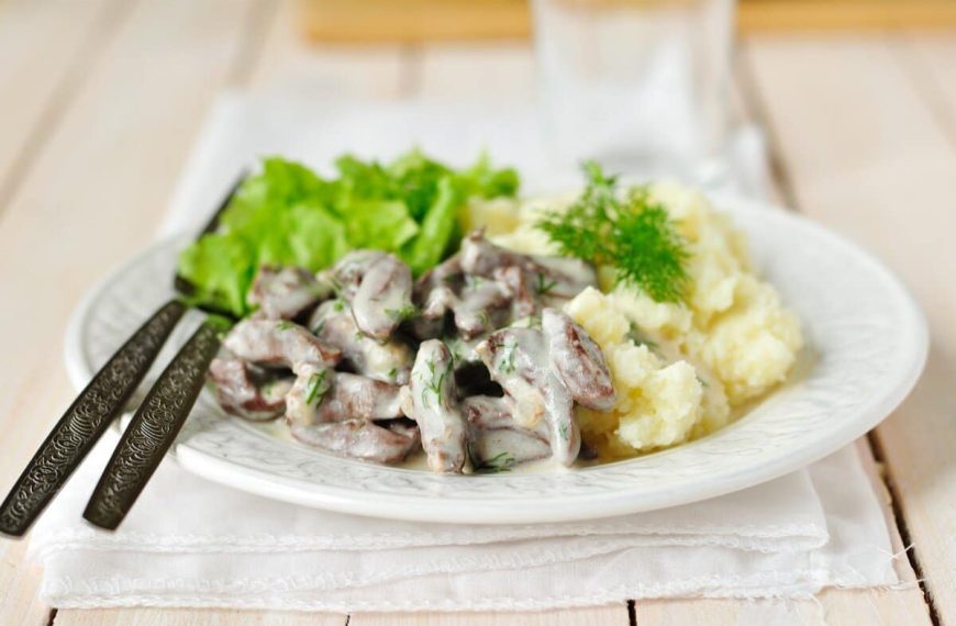 Zarte Rinderleber in Rahmsauce mit Zwiebeln gedünstet