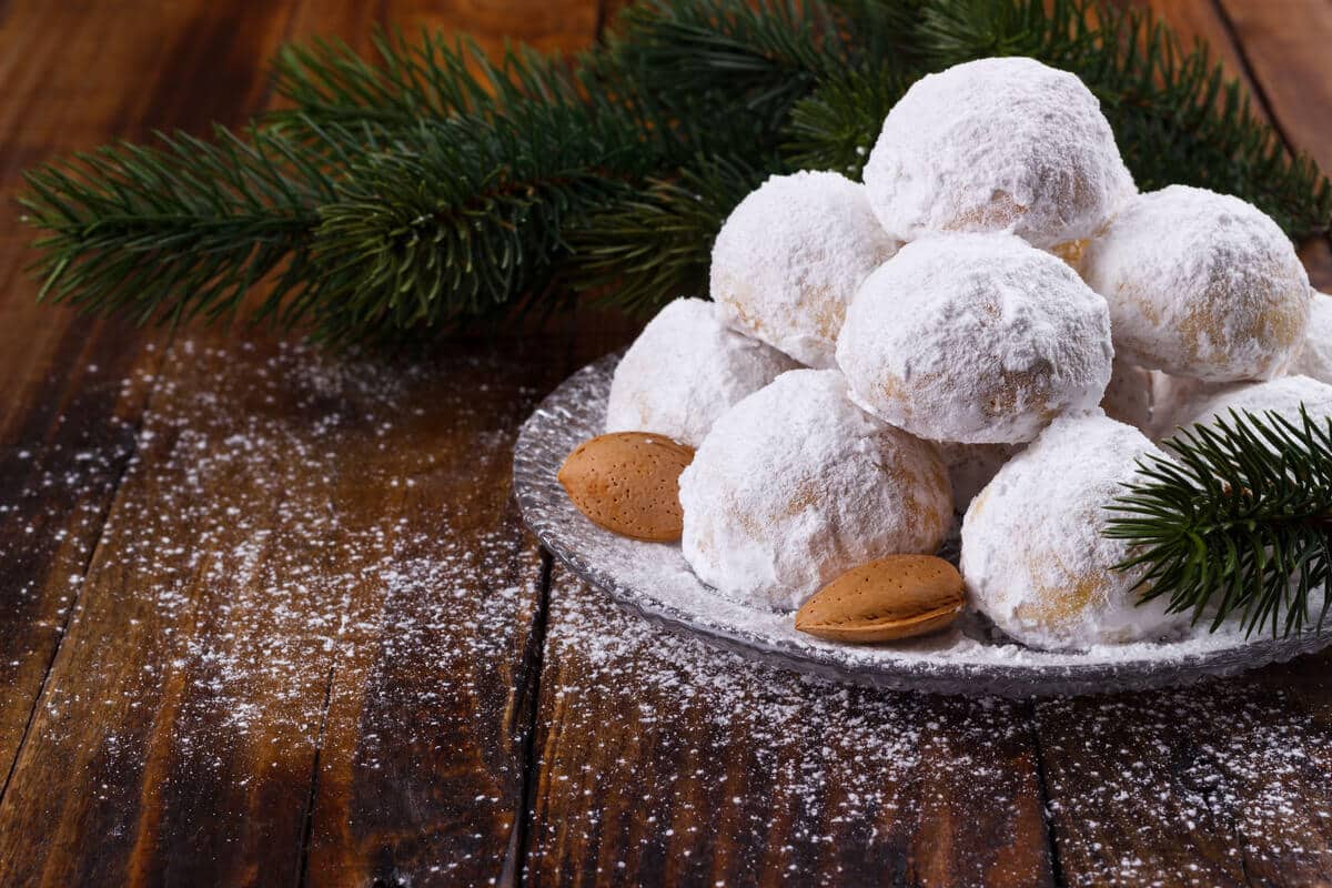 Zarte Schneeball Weihnachtsplätzchen mit Mandeln