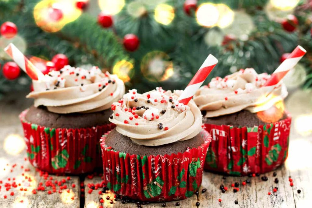 Zarte Schoko Cupcakes mit Sahne und Kakao - Weihnachtsgebäck