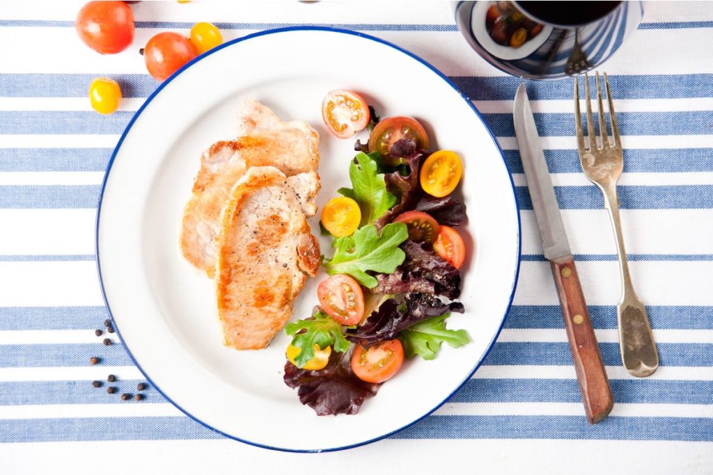 Zarte Schweine Minutensteaks mit Knoblauch aus der Pfanne