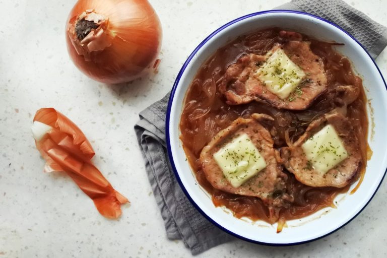 Zarte Schweinekoteletts mit Weißwein, Zwiebeln und Käse