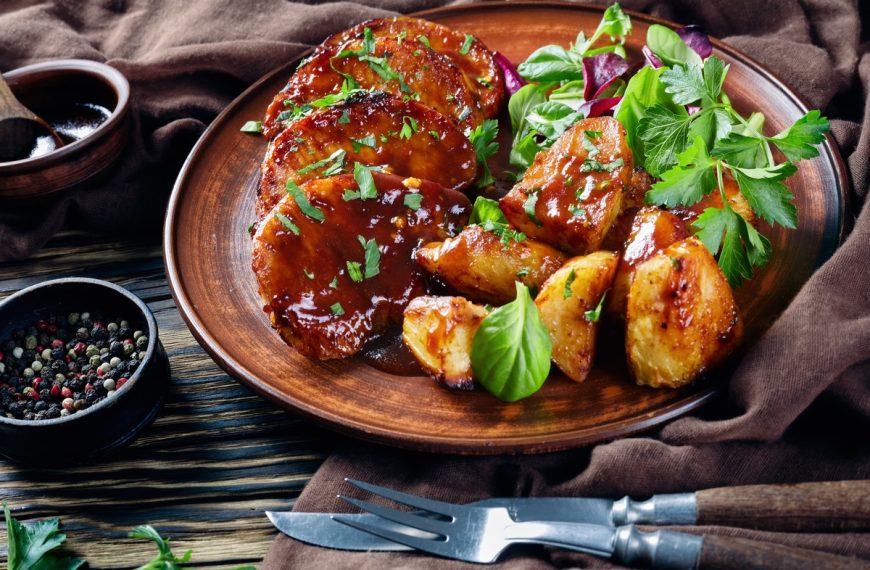Zarte Schweinemedaillons mit pikanter Sauce