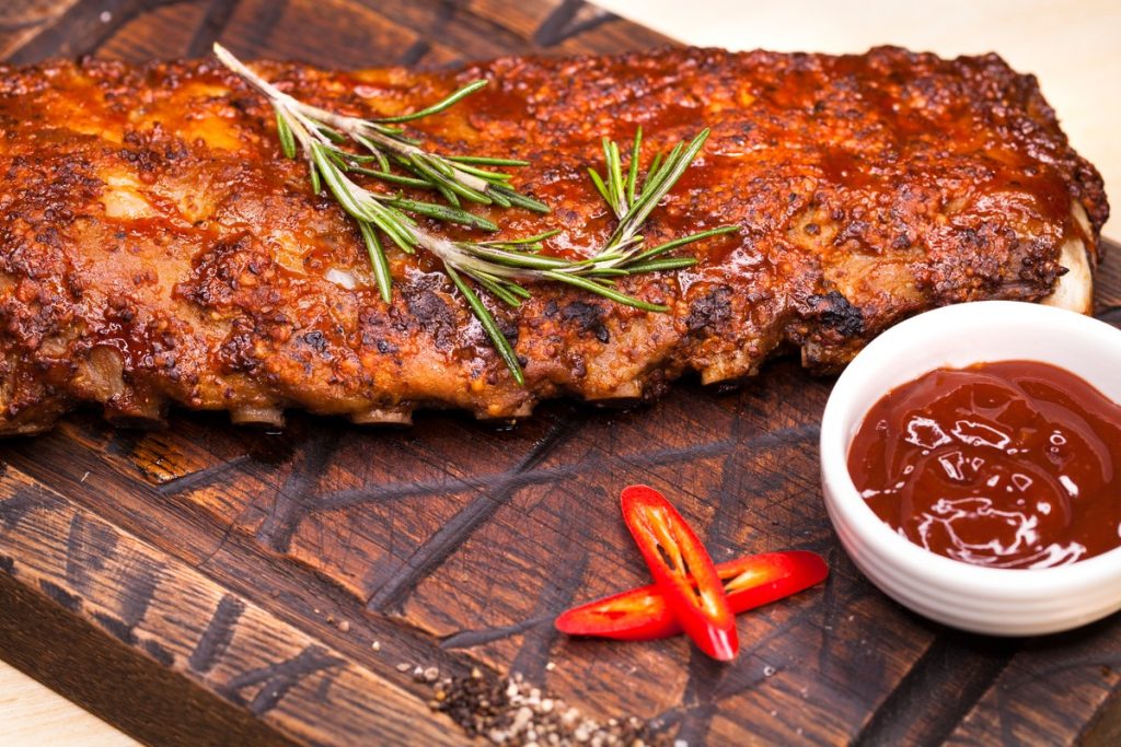 Zarte Schweinerippchen in Chilisauce aus dem Ofen