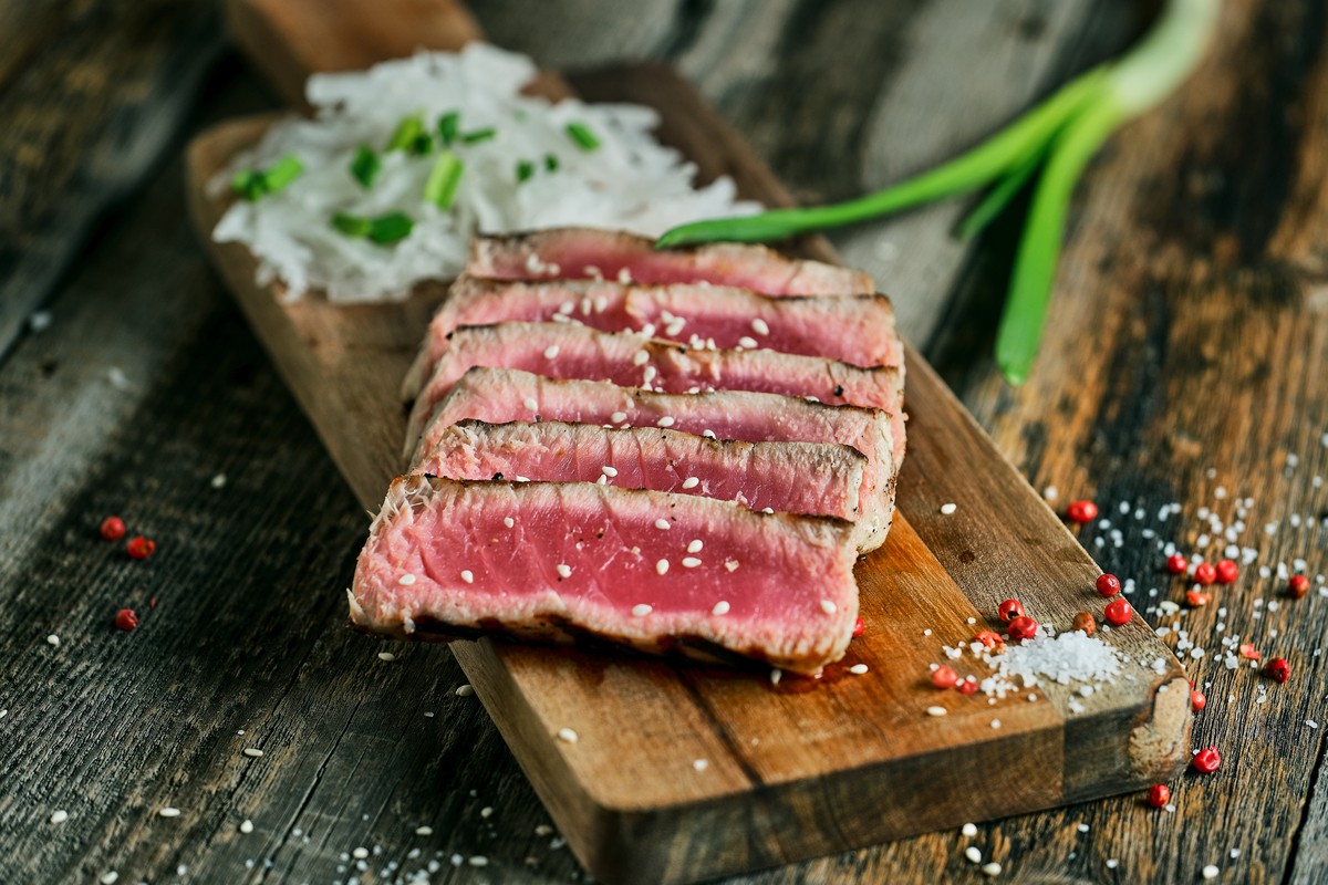 Zarte Thunfischsteaks aus der Grillpfanne