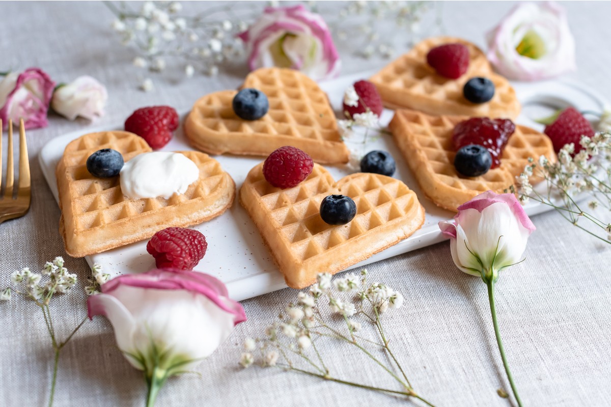 Zarte Waffeln aus einfachem Waffelteig mit saurer Sahne