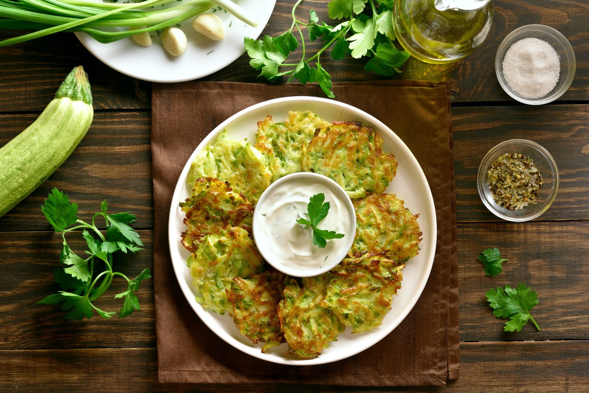 Zarte Zucchinipfannkuchen mit Grieß