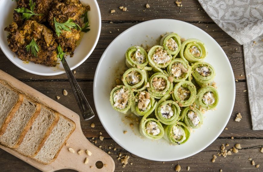 Zarte Zucchiniröllchen mit Hähnchen, Feta und Walnüssen