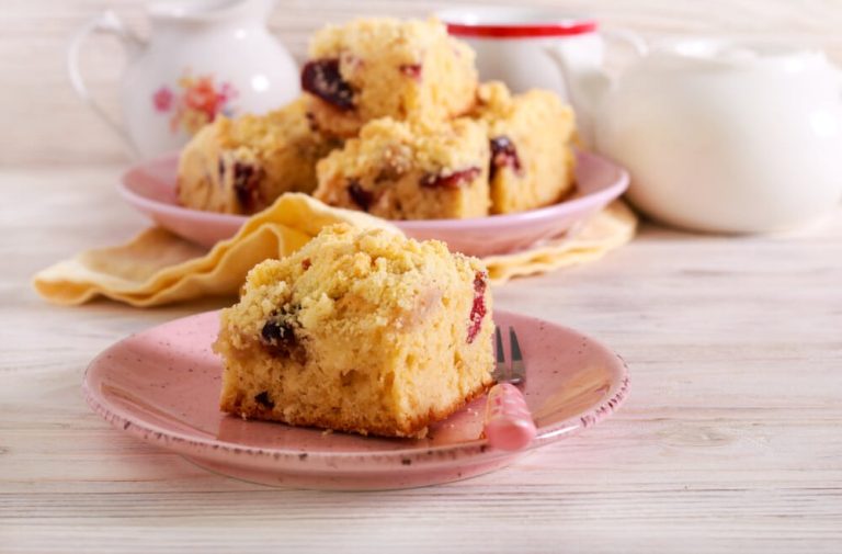 Streuselkuchen mit Haselnüssen und Puddingcreme
