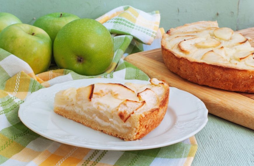 Zarter Apfelkuchen mit Schmand Füllung aus einem Rührteig