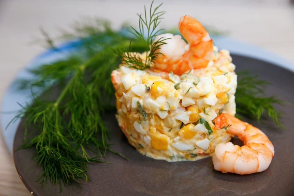 Zarter Eiersalat mit Garnelen