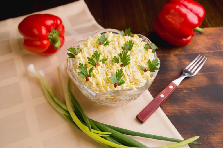 Eiersalat mit Tomaten, Krabbenstäbchen und Käse