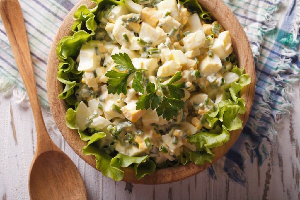 Zarter Eiersalat mit Hüttenkäse und Schnittlauch